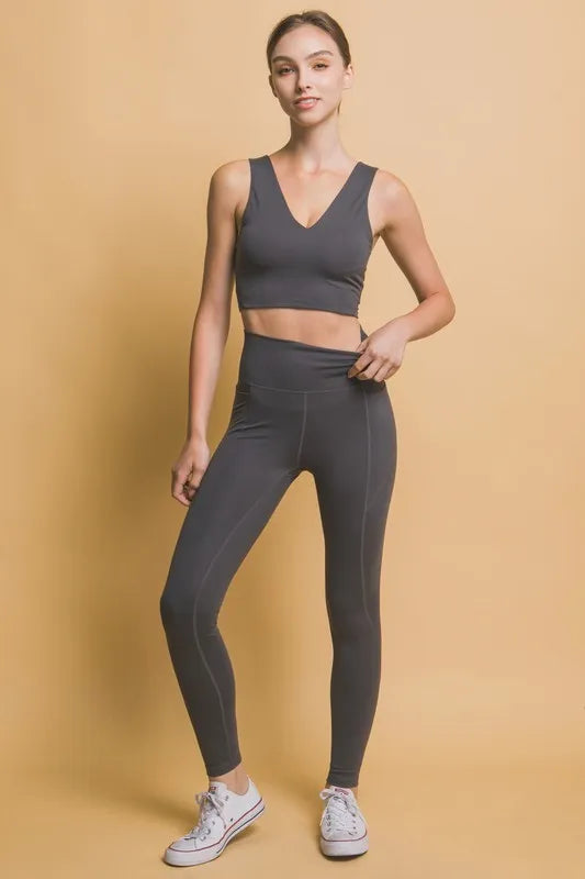 Trendy high waist leggings with pockets in gray, paired with a matching sports bra for an active look