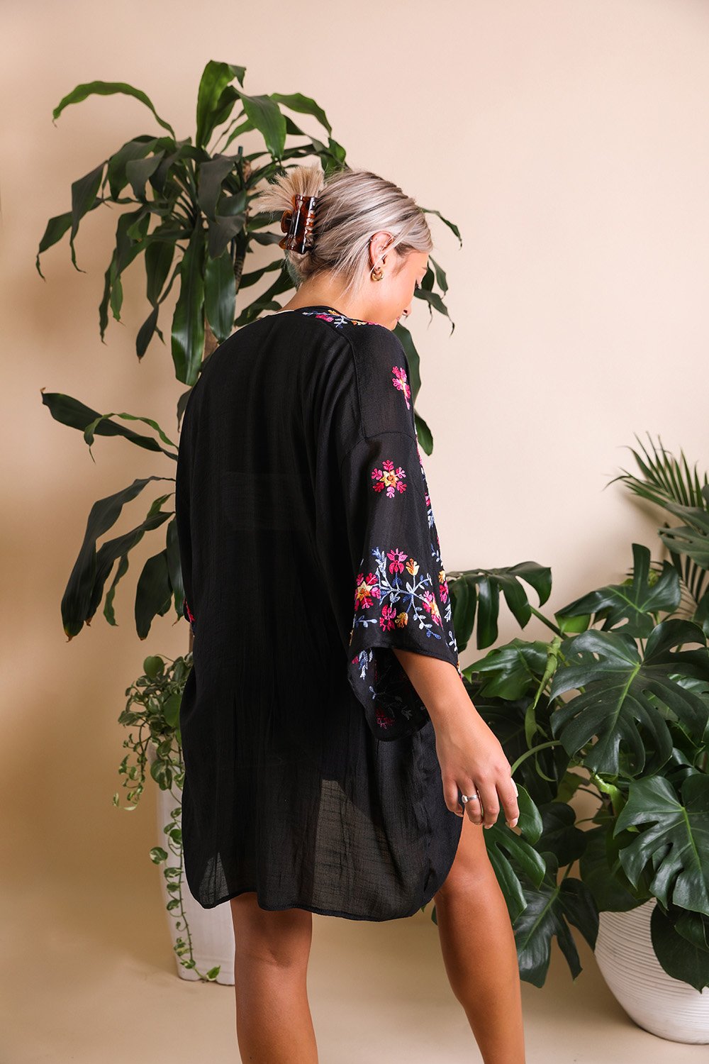 Elegant Floral Garland Kimono – Sophisticated Design-Soul Flow Apparel