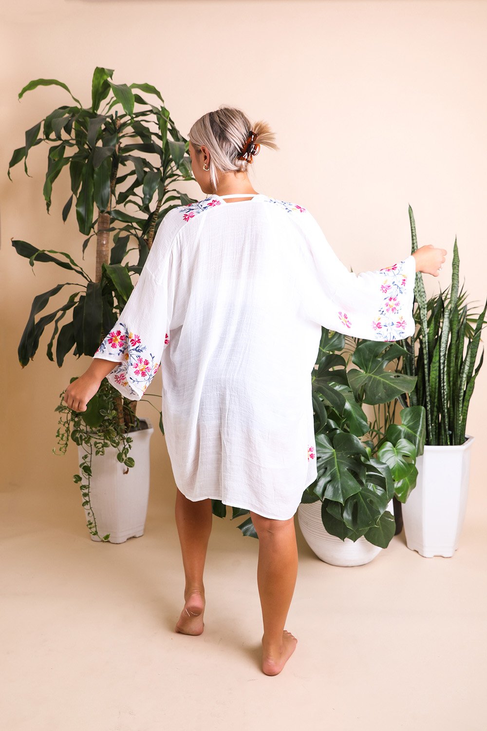 Elegant Floral Garland Kimono – Sophisticated Design-Soul Flow Apparel