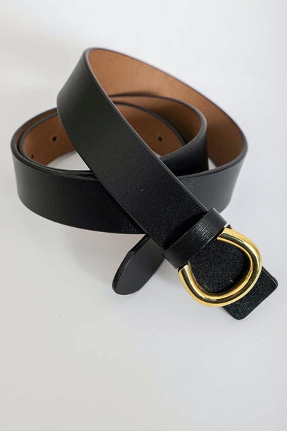 Minimalist gold horseshoe belt in black leather with a sleek design and elegant buckle