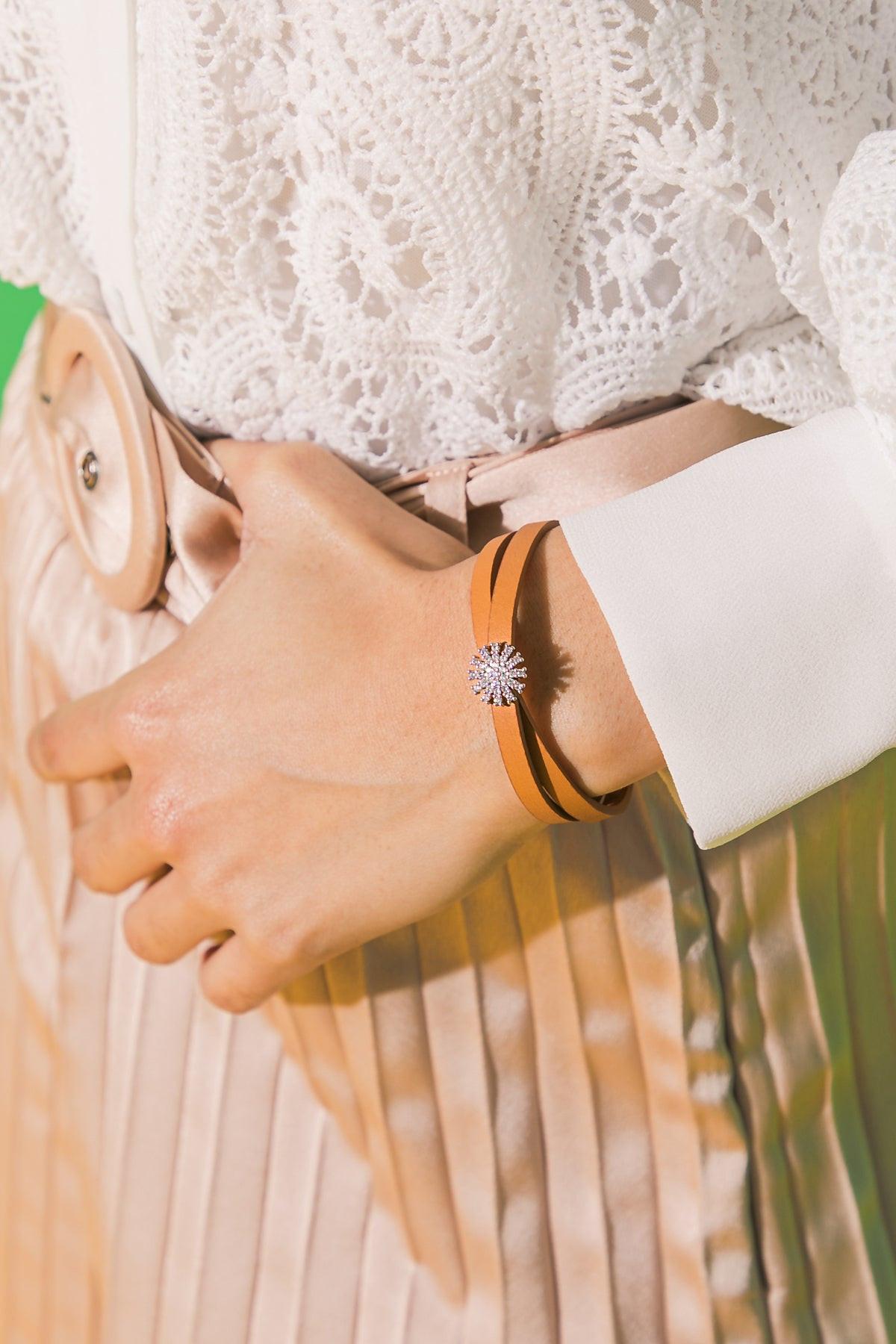 Daisy Never Take Off Leather Bracelet Made In Korea With Metal Accents