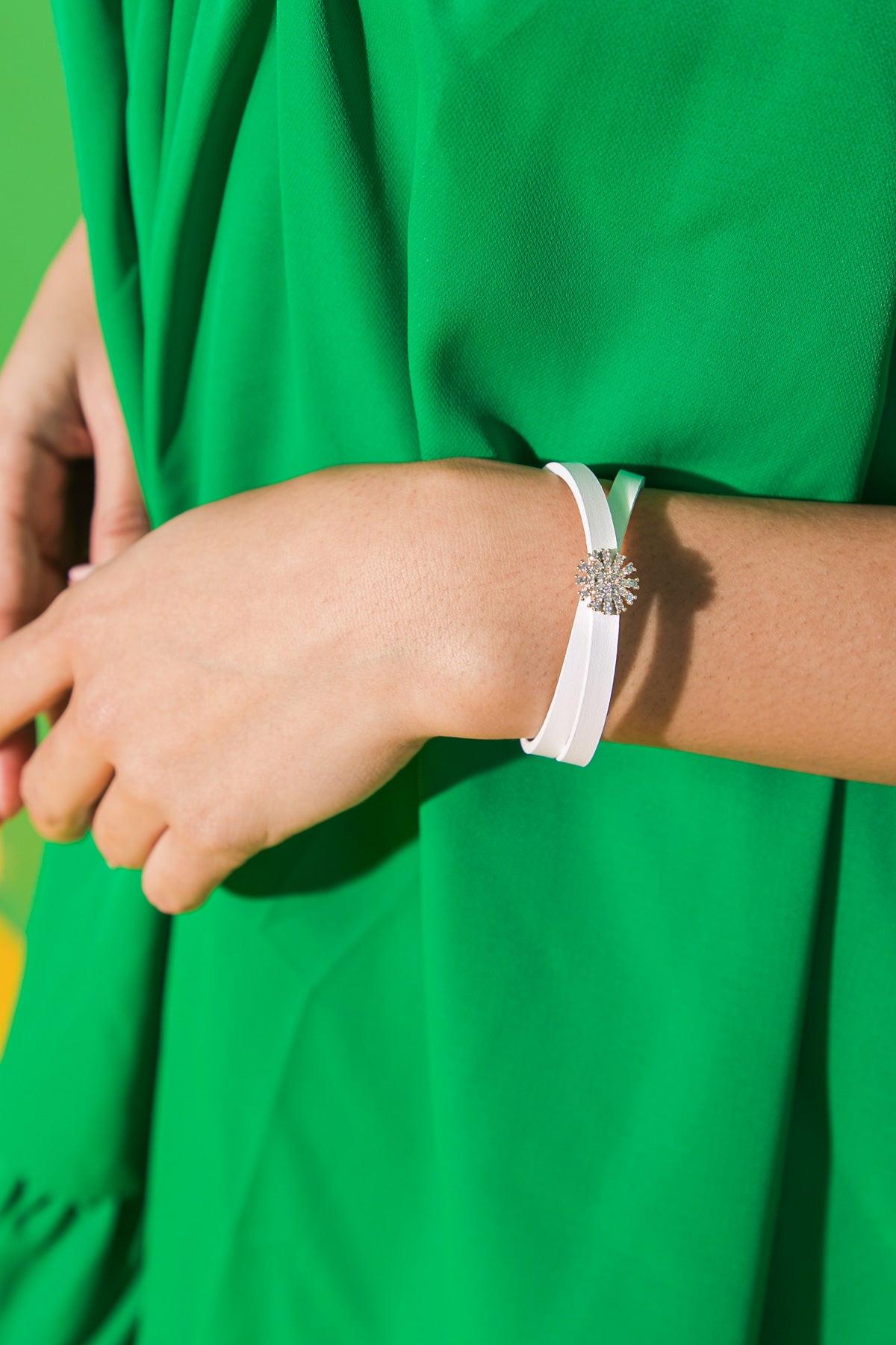 Daisy Never Take Off Leather Bracelet Made In Korea With Metal Accents
