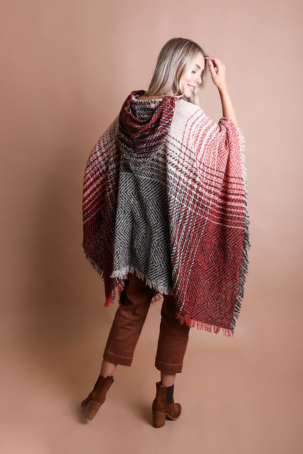 Elegant boho herringbone poncho from Leto Collection with a cozy design in red and black