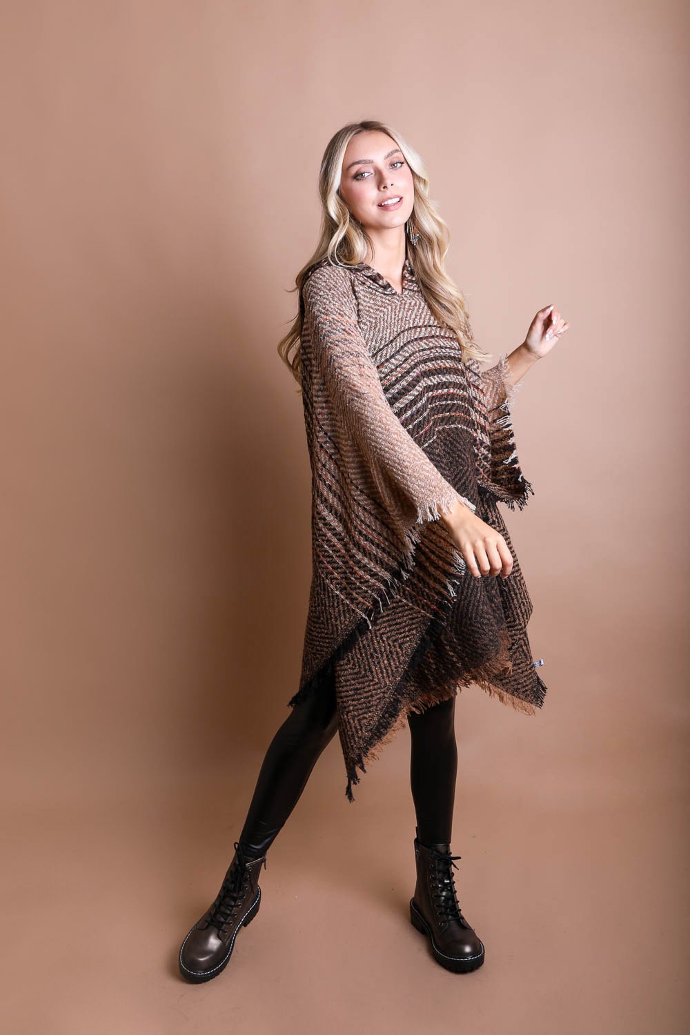 Stylish boho herringbone poncho from Leto Collection with fringed edges for a chic look