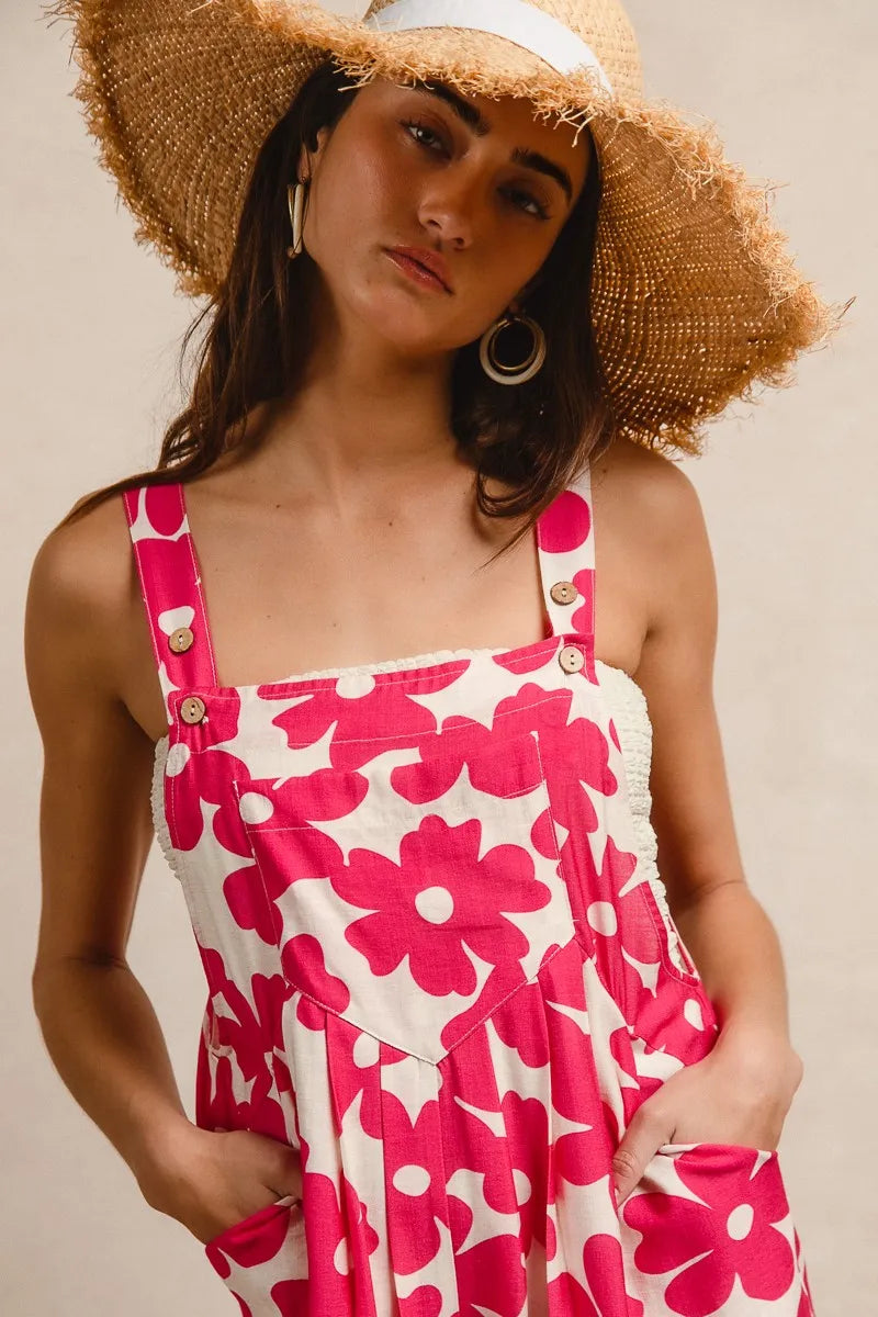 Trendy floral print short overalls for women with pockets and adjustable straps in a vibrant design